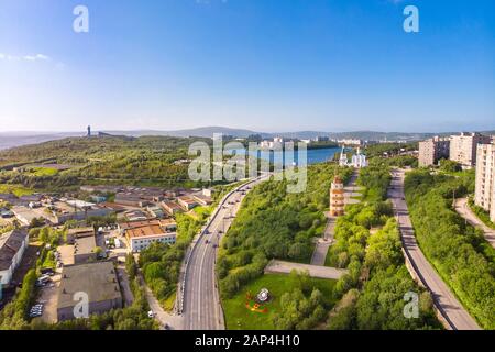 Murmansk, Russie - 1 juillet 2019 : phare commémoratif avec vue aérienne, église et monuments d'ancrage, Panorama ville du nord. Port de fret golfe de mer Banque D'Images