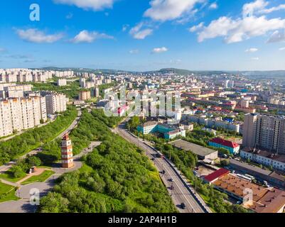 Murmansk, Russie - 1 juillet 2019 : phare commémoratif avec vue aérienne, église et monuments d'ancrage, Panorama ville du nord. Port de fret golfe de mer Banque D'Images