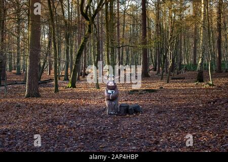 Une statue en bois sculpté d'un bébé est de retour dans The Gruffalo Thorndon Park North à Brentwood dans l'Essex. Banque D'Images