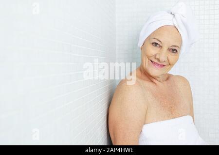 Smiling senior woman relaxing dans la salle de relaxation, d'un sauna Banque D'Images