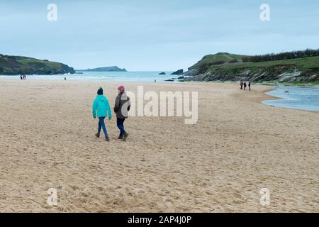 Les gens marchant sur la plage de Porth Newquay en à Cornwall. Banque D'Images