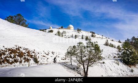 Vue vers le sommet du mont Hamilton sur une claire journée d'hiver, la neige qui couvre le sommet et les collines environnantes, San Jose, San Francisco, Calif. Banque D'Images