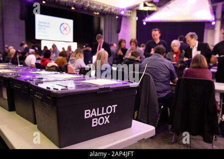 Les résultats des élections générales ont lieu à la CPI, Birmingham, Angleterre, Royaume-Uni. Banque D'Images