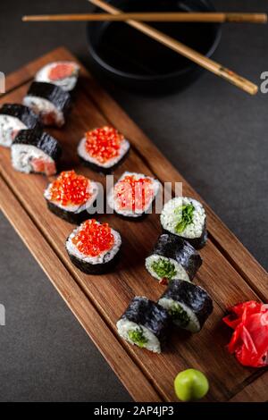 Jeu de rouleaux de sushi sur fond noir. Banque D'Images