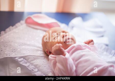 Mignon bébé nouveau-né sur la table à langer Banque D'Images