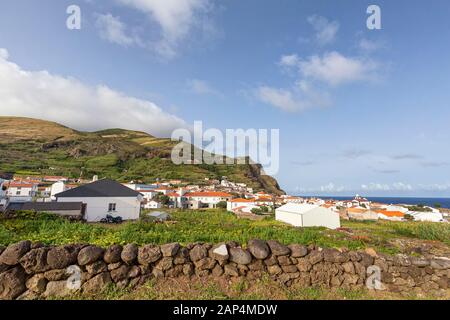 Vue sur le petit village de Vila do Corvo sur l'île de Corvo aux Açores, au Portugal. Banque D'Images