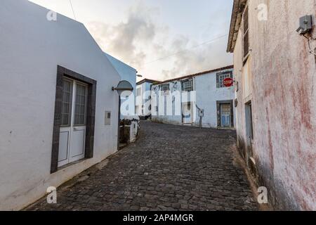 Des rues pavées vides à Vila do Corvo sur l'île de Corvo aux Açores, au Portugal. Banque D'Images