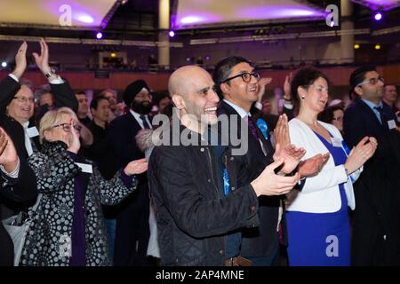 Les partisans conservateurs célébrant la victoire de Gary Sambrook prenant le siège de Northfield Birmingham de Richard Burden à l'élection générale Banque D'Images