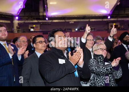 Les partisans conservateurs célébrant la victoire de Gary Sambrook prenant le siège de Northfield Birmingham de Richard Burden à l'élection générale Banque D'Images