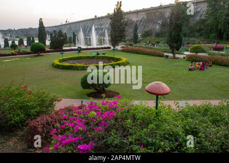 Mysore, Karnataka / Inde - 01 Janvier 2020: Beau jardin paysager avec fontaines d'eau dans les jardins Brindavan pendant le coucher du soleil avec le barrage de KRS à l'arrière Banque D'Images