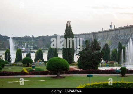 Mysore, Karnataka / Inde - 01 Janvier 2020: Beau jardin paysager avec fontaines d'eau dans les jardins Brindavan pendant le coucher du soleil avec le barrage de KRS à l'arrière Banque D'Images