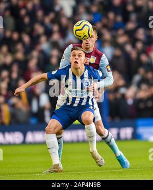 Leandro Trossard de Brighton est titulaire au large de Frederic Guilbert de Aston Villa lors de la Premier League match entre Brighton et Hove Albion et Aston Villa au stade Amex Brighton, Royaume-Uni - 18 janvier 2020 - Editorial. Pas de merchandising. Pour des images de football Premier League FA et restrictions s'appliquent inc. aucun internet/mobile l'usage sans licence FAPL - pour plus de détails Football Dataco contact Banque D'Images