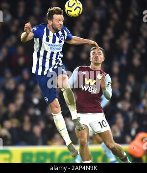 Dale Stephens, de Brighton, remporte un en-tête au cours de la Premier League match entre Brighton et Hove Albion et Aston Villa au stade Amex Brighton, Royaume-Uni - 18 janvier 2020 - Editorial. Pas de merchandising. Pour des images de football Premier League FA et restrictions s'appliquent inc. aucun internet/mobile l'usage sans licence FAPL - pour plus de détails Football Dataco contact Banque D'Images