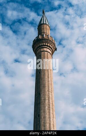 Vue sur le grand minaret d'Antalya, Kaleici avec le ciel bleu sur l'arrière-plan Banque D'Images