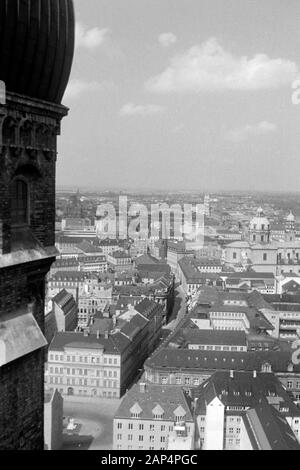 Der Münchner Dom zu Unserer Lieben Frau, bekannt als Frauenkirche, 1957. Munich Notre-dame, connu sous le nom de Frauenkirche, 1957. Banque D'Images