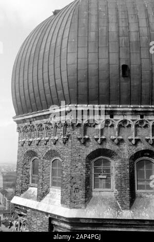 Der Münchner Dom zu Unserer Lieben Frau, bekannt als Frauenkirche, 1957. Munich Notre-dame, connu sous le nom de Frauenkirche, 1957. Banque D'Images