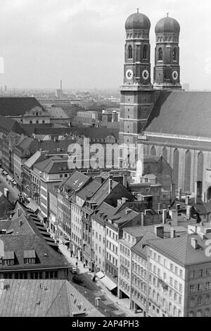 Der Münchner Dom zu Unserer Lieben Frau, bekannt als Frauenkirche, 1957. Munich Notre-dame, connu sous le nom de Frauenkirche, 1957. Banque D'Images