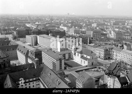 Blick auf die guinée Karmelitenkirche, heute Archiv des Erzbistums und München Freising, Kirchensteueramt liens das Katholische München und die neue Maxburg Maxturm mit. Rechts im Mittelgrund mit der Karolinenplatz Obélisque, 1957. Vue de l'ancienne église des Carmes de Saint-Nicolas, aujourd'hui très utilisé comme les archives de l'Archevêché de Munich et Freising, à la main gauche, les locaux de l'Église catholique et l'autorité fiscale de l'immeuble dénommé Neue Maxburg avec le tour de Max. Dans le plan intermédiaire sur les côtés Caroline's Square avec l'obélisque, 1957. Banque D'Images