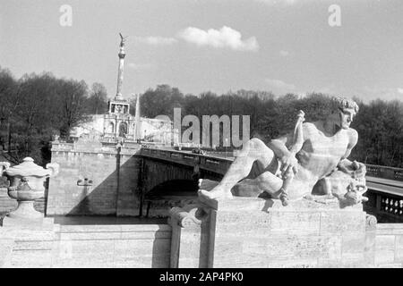 Luitpoldbrücke über der Isar, auch, Prinzregentenbrücke Steinskulptur und mit Bayern darstellender Friedensdenkmal im Hintergrund, 1957. Pont Luitpold, également connu sous le nom de Prince Regent Bridge, traversant la rivière Isar, avec une sculpture en pierre représentant la Bavière et l'Ange de la paix dans l'arrière-plan, 1957. Banque D'Images