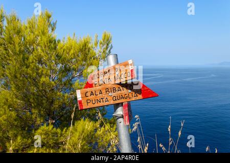 Pierre avec la marque de chemin de randonnée près de Vallone di 45965 (ou français's Beach) Banque D'Images