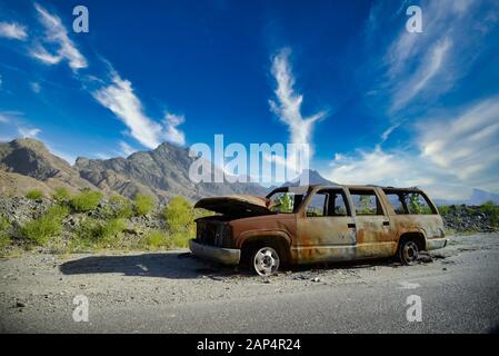 Voiture brûlée dans la région abandonnée de l'Arabie Saoudite Banque D'Images