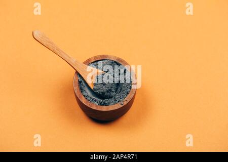 Accueil Soins de la peau. L'argile grise avec une cuillère de bois. Pharmacie moderne. Mise à plat de style. Banque D'Images