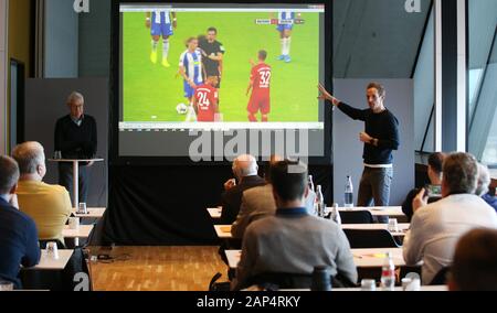 Dortmund, Allemagne. 21 Jan, 2020. firo : 21.01.2020, football, 1.Bundesliga, la saison 2019/2020, les écoles de journalistes sportifs de l'arbitre, DFM, musée du football allemand, Dortmund avec arbitre patron Lutz Michael Frohlich et arbitre Sascha STEGEMANN | utilisée dans le monde entier : dpa Crédit/Alamy Live News Banque D'Images