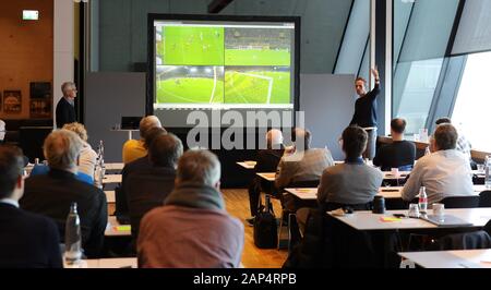 Dortmund, Allemagne. 21 Jan, 2020. firo : 21.01.2020, football, 1.Bundesliga, la saison 2019/2020, les écoles de journalistes sportifs de l'arbitre, DFM, musée du football allemand, Dortmund avec arbitre patron Lutz Michael Frohlich et arbitre Sascha STEGEMANN | utilisée dans le monde entier : dpa Crédit/Alamy Live News Banque D'Images