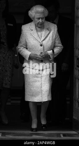 Londres, Royaume-Uni, le 10 juin,2013 : La Reine Elizabeth II de quitter l'hôpital après avoir visité le Prince Philip, duc d'Édimbourg à l'occasion de son anniversaire Banque D'Images