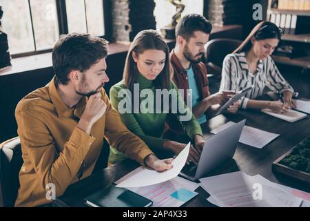 Portrait de quatre personnes professionnelles attirantes et ciblées recruteurs INFORMATIQUES qui rencontrent un chercheur d'emploi qui cherche à analyser les données sur le capital humain à l'industrie Banque D'Images