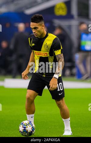 Milan - Oct 23, 2019 : Lautaro Martinez 10 se réchauffe. FC Inter - Borussia Dortmund. La Ligue des Champions. Le stade San Siro Banque D'Images