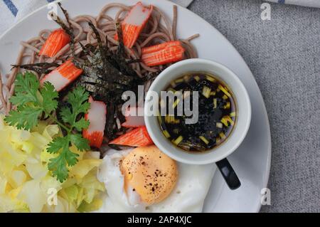 Nouilles au sarrasin servies avec sauce trempée Banque D'Images