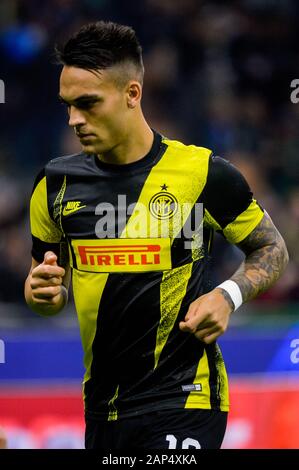 Milan - Oct 23, 2019 : Lautaro Martinez 10 se réchauffe. FC Inter - Borussia Dortmund. La Ligue des Champions. Le stade San Siro Banque D'Images