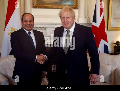 Premier ministre Boris Johnson avec le président égyptien Abdel Fattah al-Sisi à 10 Downing Street, Londres, à la veille d'une réunion bilatérale. Banque D'Images