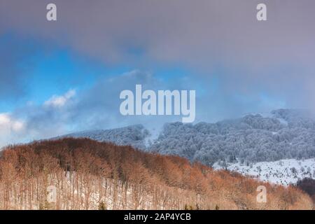 Image dramatique et Moody de la météo à Montagnes à l'heure d'hiver. Banque D'Images