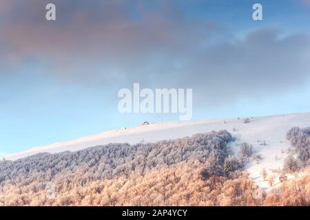 Refuge, cabane de bois Chatka Puchatka ' ' en Bieszczady Carpates à l'hiver. Banque D'Images