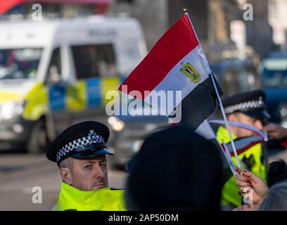 Londres, Royaume-Uni. 21 janvier, 2020. Les partisans du Président Abdel Fattah al-Sisi d'Égypte qui était en visite à Boris Johnson MP PC Premier ministre au 10 Downing Street, salue l'arrivée du président égyptien Crédit : Ian Davidson/Alamy Live News Banque D'Images