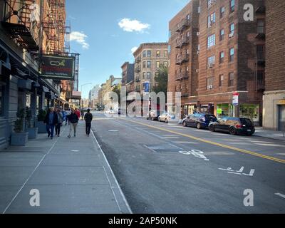 Greenwich Avenue, vue de West 13ème Street, est un mélange de propriétés résidentielles et commerciales dans le quartier de Greenwich Village de New York . Banque D'Images