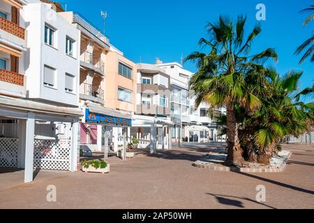 ALCOSSEBRE, ESPAGNE - 11 janvier 2020 : une vue sur le Passeig de Vista Alegre, promenade dans le front d'Alcossebre, sur la Costa del Azahar, Espagne, Banque D'Images