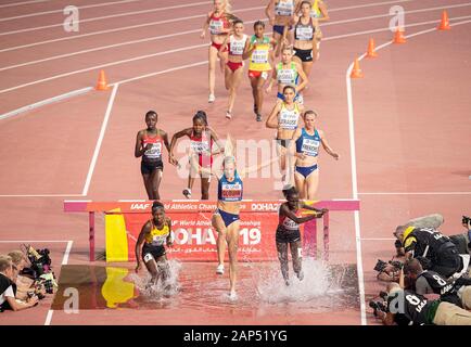 Doha, Katar. Sep 30, 2019. Emma COBURN (USA/2e place), douves, action 3000m finale obstacle pour les femmes, sur 30.09.2019 Championnats du monde d'athlétisme 2019 à Doha/Qatar, à partir de la 27.09. - 10.10.2019. Â | Conditions de crédit dans le monde entier : dpa/Alamy Live News Banque D'Images