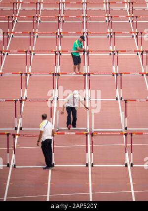 Doha, Katar. Sep 30, 2019. Réglage de la fonction, aides d'obstacles. 110m haies préliminaire pour les hommes, le 30.09.2019 Championnats du monde d'athlétisme 2019 à Doha/Qatar, à partir de la 27.09. - 10.10.2019. Â | Conditions de crédit dans le monde entier : dpa/Alamy Live News Banque D'Images