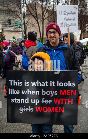 Les manifestants lors de la Marche des femmes de Chicago 2020, tenue le 18 janvier. La marche a débuté à Columbus Drive et Jackson Boulevard et a continué dans la boucle pour la Plaza, après quoi une grande partie des manifestants ont continué à marcher vers Trump Tower à Wabash Avenue et de la rivière Chicago. Banque D'Images