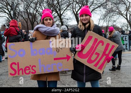 Les manifestants lors de la Marche des femmes de Chicago 2020, tenue le 18 janvier. La marche a débuté à Columbus Drive et Jackson Boulevard et a continué dans la boucle pour la Plaza, après quoi une grande partie des manifestants ont continué à marcher vers Trump Tower à Wabash Avenue et de la rivière Chicago. Banque D'Images