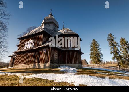 Eglise Orthodoxe en bois dans Hoszowczyk. Carpates et Architecture Bieszczady en hiver. Banque D'Images