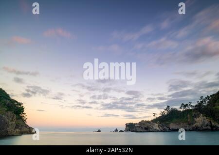 Vue du matin sur la mer sur la côte de Futou dans la péninsule d'Izu, préfecture de Shizuoka, Japon Banque D'Images