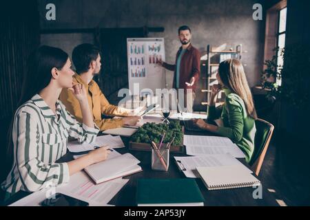 Smart professionnel pdg homme présente entreprise start-up stratégie de développement point blanc tableaux papier les gens assis table bureau écouter l'homme Banque D'Images