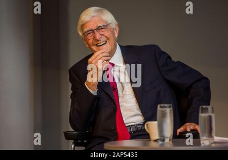 Entretien avec Sir Michael Parkinson CBE, le diffuseur anglais, journaliste, auteur et animateur de la télévision. Il était également présentateur de radio Banque D'Images