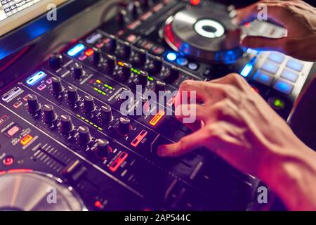 Mix Dj la voie à la discothèque à partie. Dans l'arrière-plan de lumière laser Banque D'Images