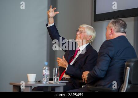 Entretien avec Sir Michael Parkinson CBE, le diffuseur anglais, journaliste, auteur et animateur de la télévision. Il était également présentateur de radio Banque D'Images