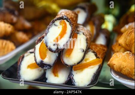 Dessert italien doux, pile de pâte de cannoli remplie de fromage à la crème ricotta près Banque D'Images